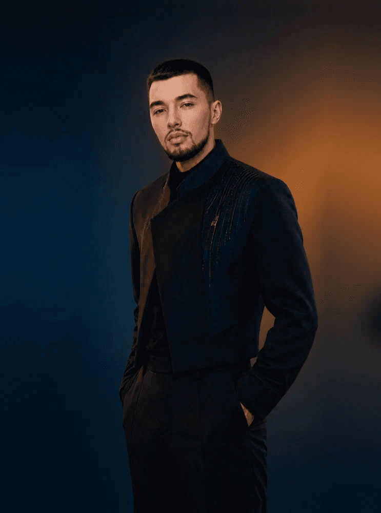NikoLife — портрет исполнителя в чёрном авангардном костюме со кристаллами